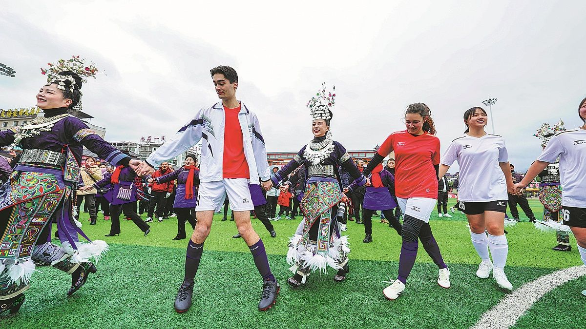 En febrero del año pasado, jugadores de fútbol de Francia y China bailan con aficionados tras un partido en el condado de Rongjiang, provincia de Guizhou. ZHOU GUANGSHENG / PARA CHINA DAILY