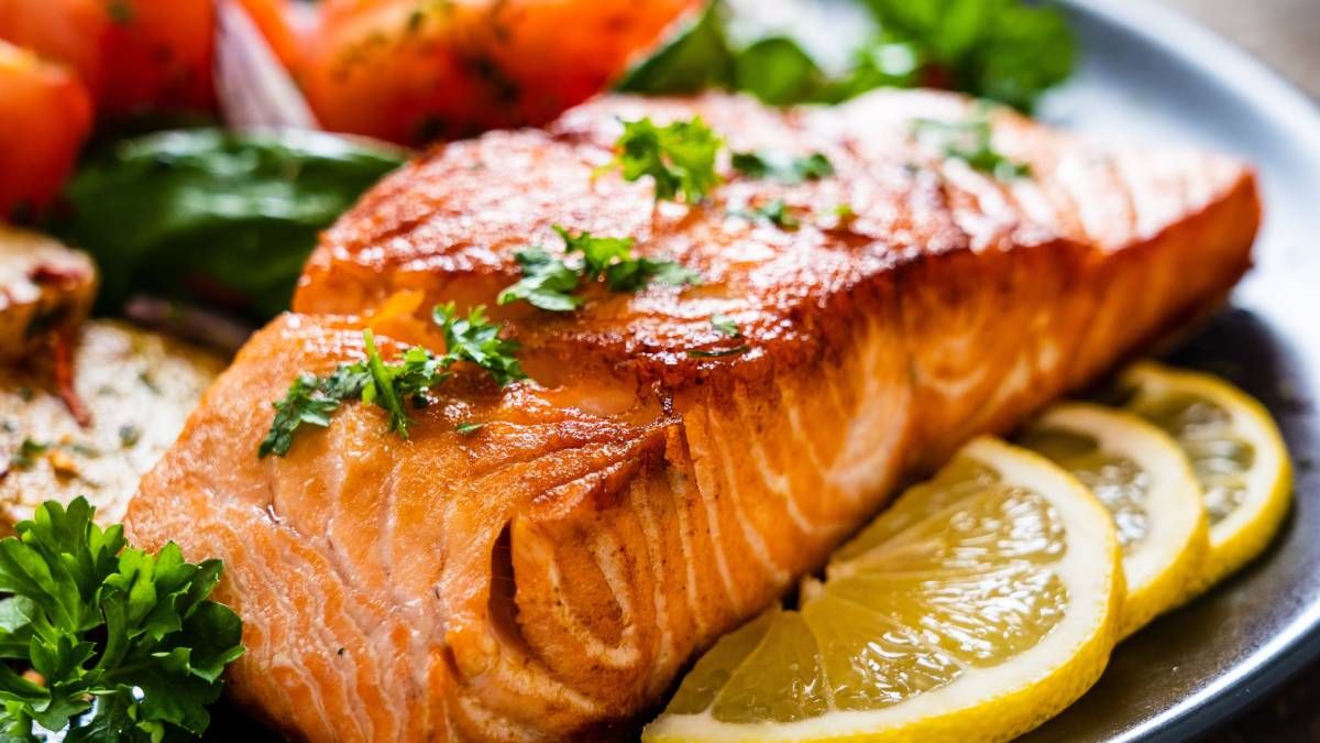 El salm&oacute;n contiene omega-3 y grasas saludables que ayudan a mantener la musculatura.