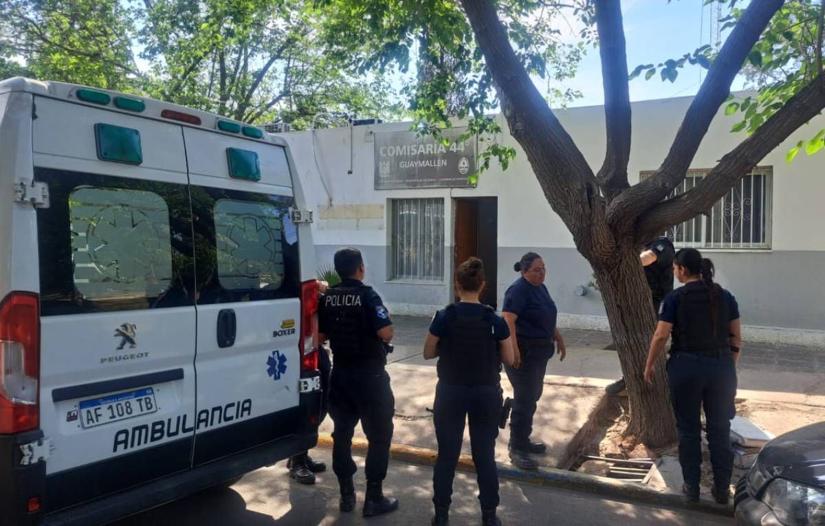 En la comisaría 44 se vivió un revuelo por el sujeto que no quería entregarse. En la comisaría 44 se vivió un revuelo por el sujeto que no quería entregarse.