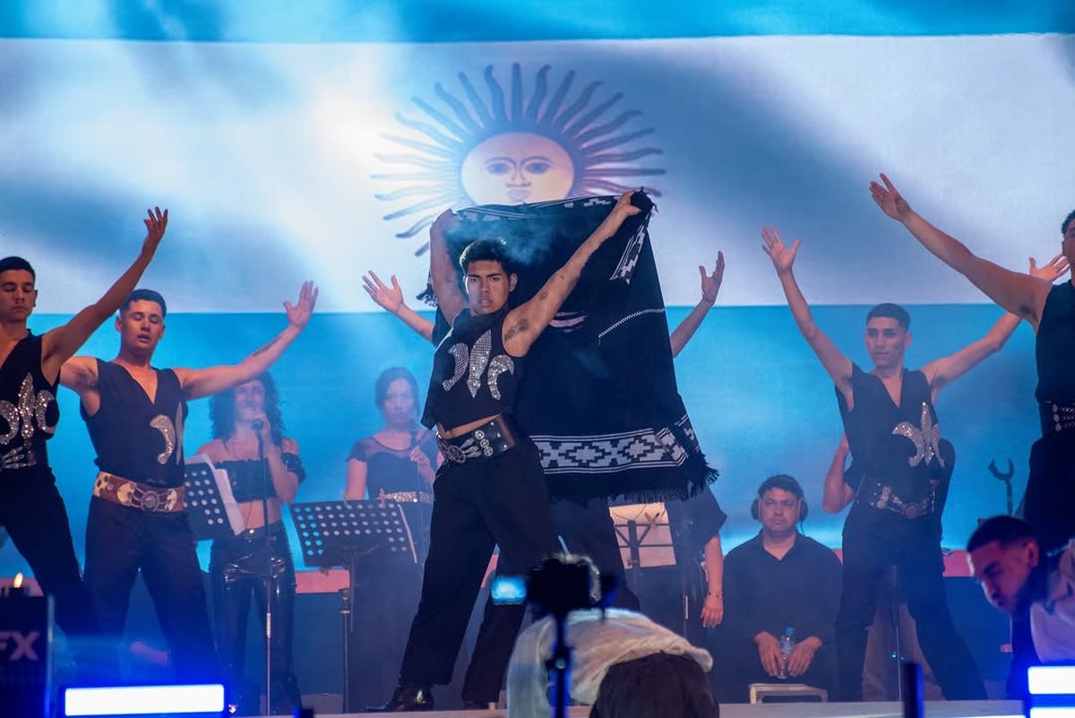 El espectáculo de la Vendimia de La Paz contó con 150 artistas en escena y música en vivo. El espectáculo de la Vendimia de La Paz contó con 150 artistas en escena y música en vivo.