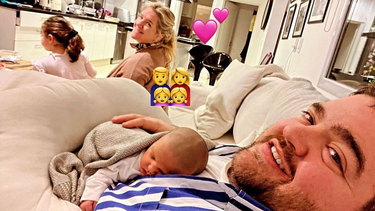 Darío Barassi junto a la pequeña Inés y el resto de su familia.