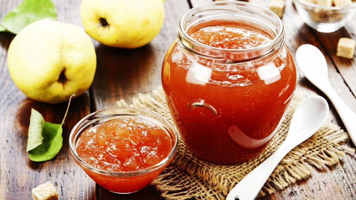 El árbol de membrillo da una fruta espectacular, perfecta para preparar dulces y jaleas. El árbol de membrillo da una fruta espectacular, perfecta para preparar dulces y jaleas.