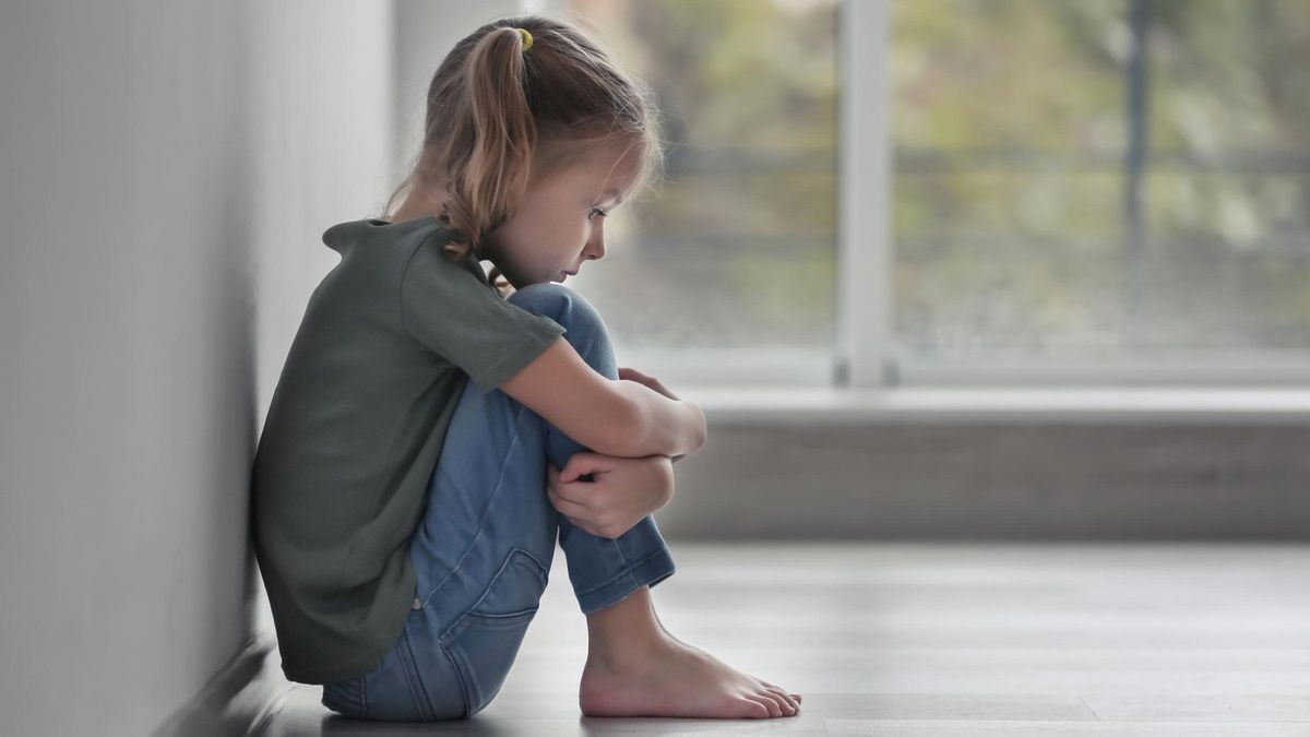 Un niño que está mal emocionalmente puede mostrar una serie de señales específicas Un niño que está mal emocionalmente puede mostrar una serie de señales específicas