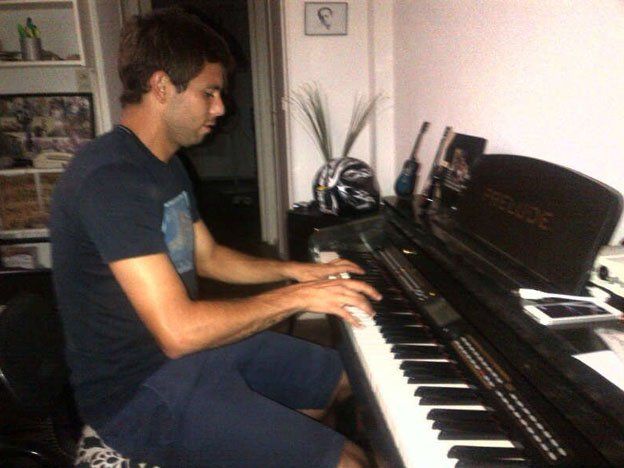 El futbolista rockero que toca el piano