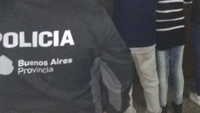 Una banda de 11 delincuentes, que se habían disfrazado como policías, asaltaron a cinco personas en una casa del partido bonaerense de Moreno. Foto: NA.
