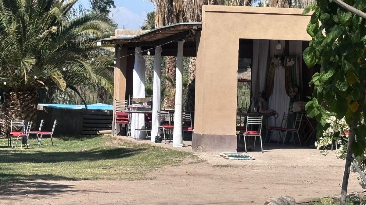 Tras el allanamiento la casa permanece en silencio y sin nadie, pero con custodia policial. Tras el allanamiento la casa permanece en silencio y sin nadie, pero con custodia policial.