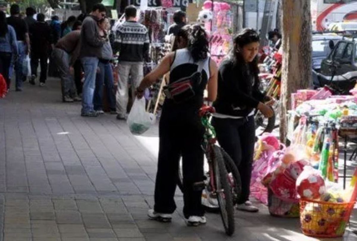 En los 90 la Ciudad logró superar la fiebre del comercio ilegal de los manteros que habían invadido las principales avenidas. Y encontró una solución en los persas que hoy trabajan legalmente.&nbsp;