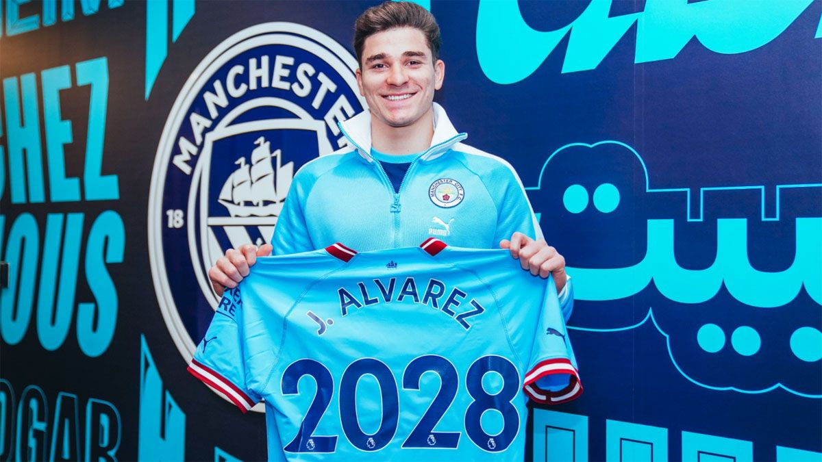 Julián Álvarez amplió su contrato con Manchester City hasta el 2028.