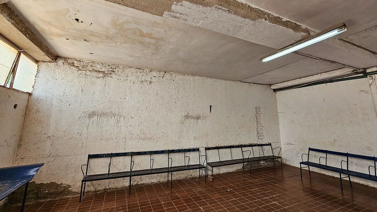 El vestuario visitante no está en buenas condiciones. El vestuario visitante no está en buenas condiciones.