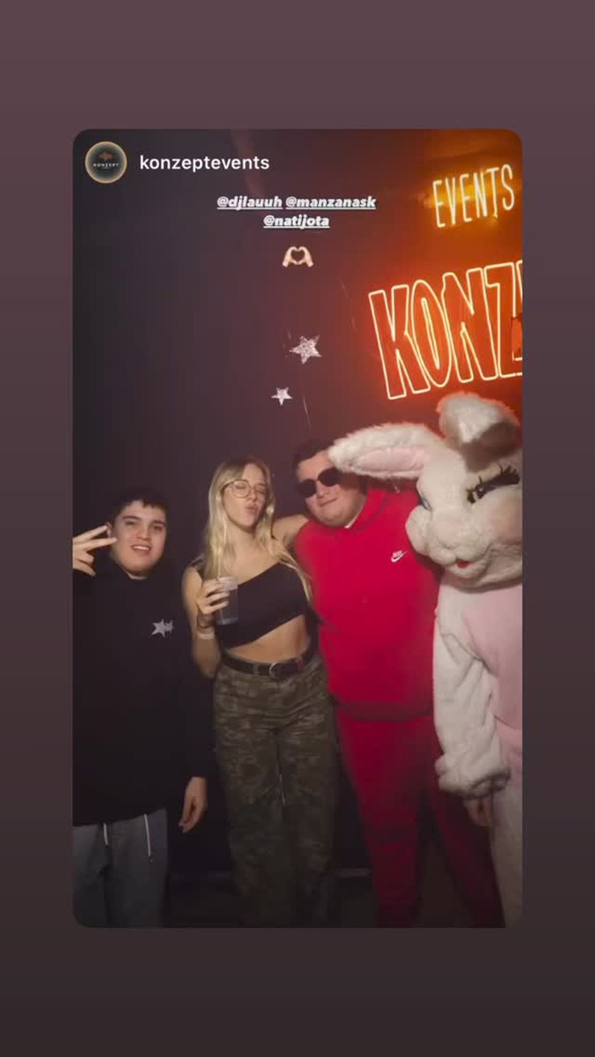 Nati Jota se pone los pantaloncitos guerrilleros y dinamita el look army. Nati Jota se pone los pantaloncitos guerrilleros y dinamita el look army.