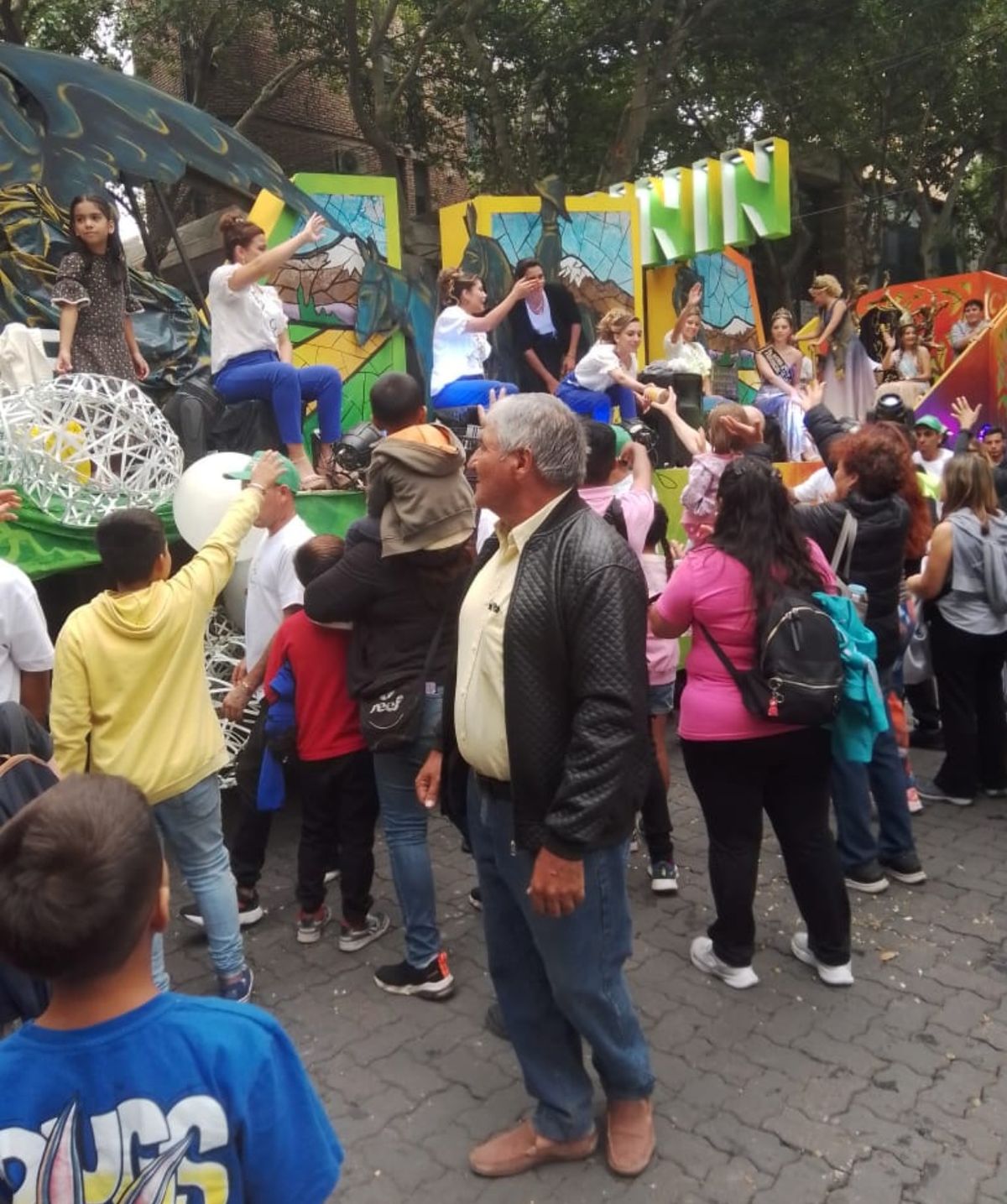 Daniel (campera negra) cumpliendo un sueño en el centro de Mendoza. Daniel (campera negra) cumpliendo un sueño en el centro de Mendoza.