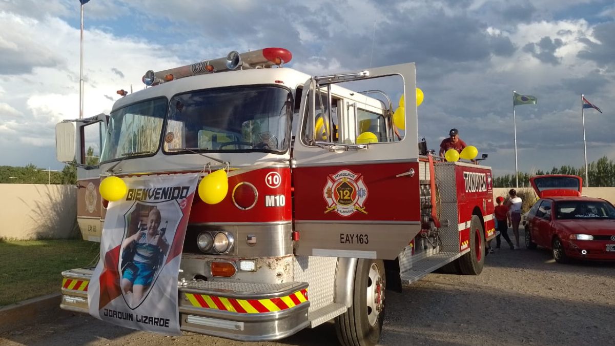 Así dejaron la autobomba los bomberos voluntarios de Tunuyán para recibir al trasplantado Joaquín.