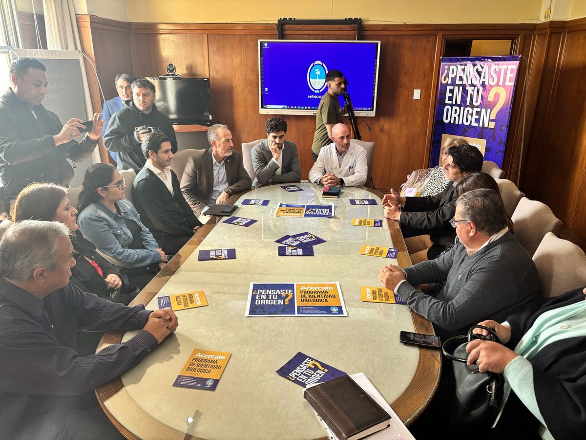 Pilar con funcionarios y los 4 hermanos a los que encontró gracias al Registro de Huellas Genéticas y a la Dirección de DDHH. Pilar con funcionarios y los 4 hermanos a los que encontró gracias al Registro de Huellas Genéticas y a la Dirección de DDHH.