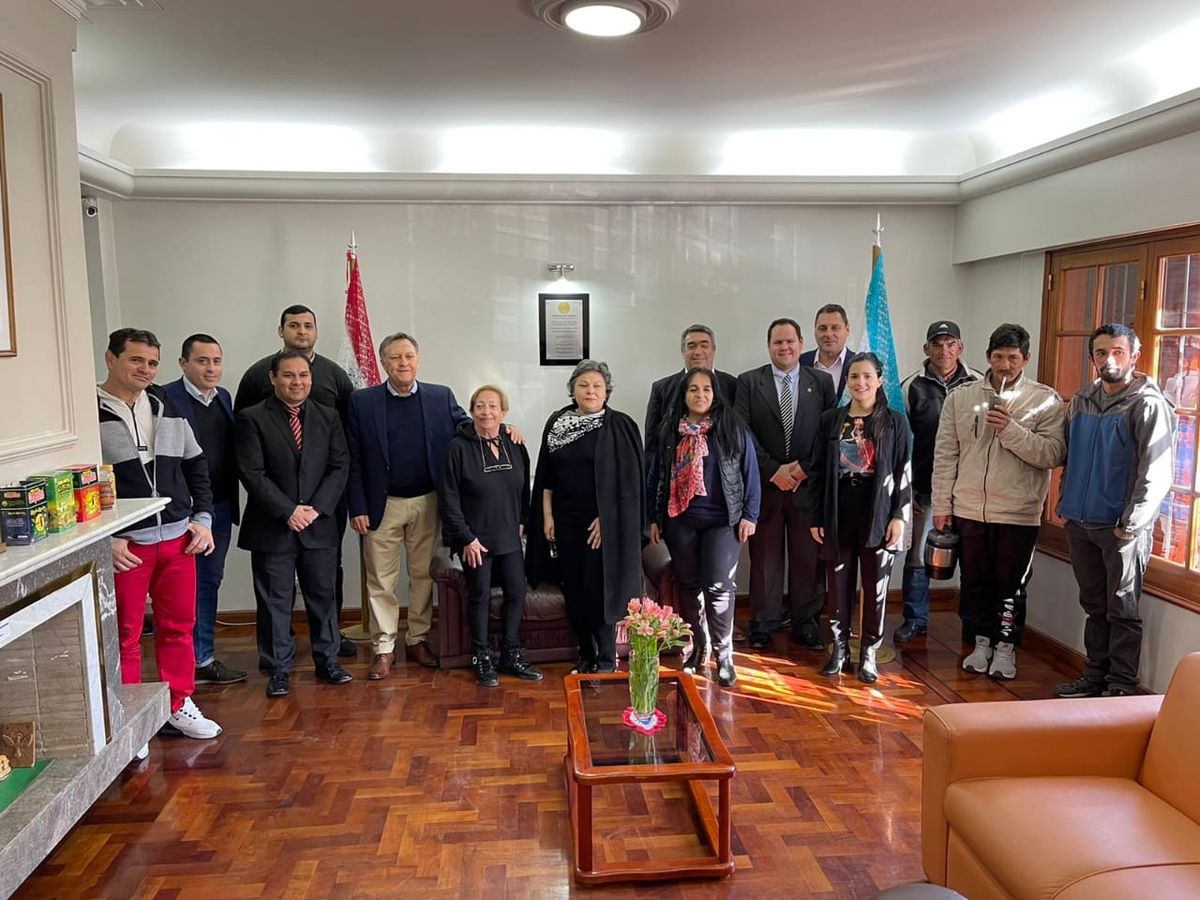 Los organizadores del operativo de documentación en el Consulado del Paraguay en Mendoza.