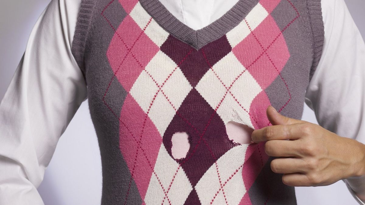 El truco casero para arreglar los agujeros en la ropa de forma definitiva El truco casero para arreglar los agujeros en la ropa de forma definitiva