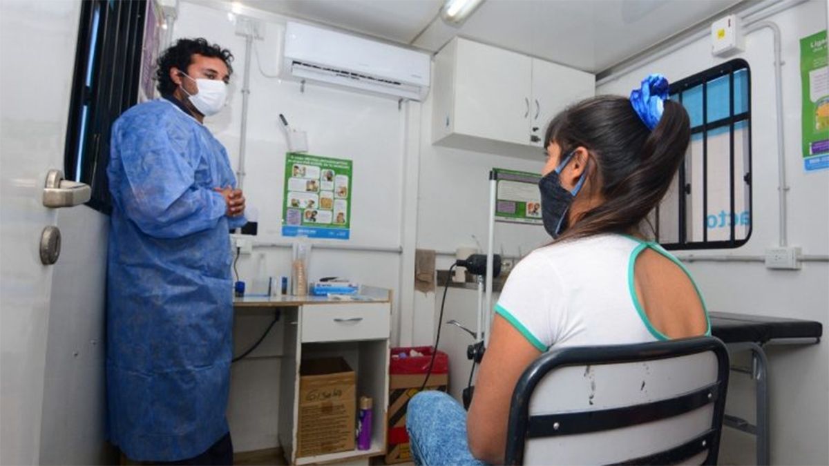 La intención de Cornejo y Montero es ampliar también la atención en los centros de salud, para lo cual los médicos deberían pasar a trabajar 30 horas semanales y más adicionales que requiera la población a cargo, con un tope de 60 horas por semana. La intención de Cornejo y Montero es ampliar también la atención en los centros de salud, para lo cual los médicos deberían pasar a trabajar 30 horas semanales y más adicionales que requiera la población a cargo, con un tope de 60 horas por semana.