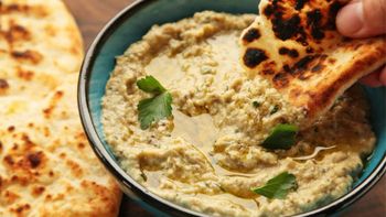 Cómo preparar Hummus de berenjena asada: la receta del Baba Ganush árabe cremoso y riquísimo Cómo preparar Hummus de berenjena asada: la receta del Baba Ganush árabe cremoso y riquísimo