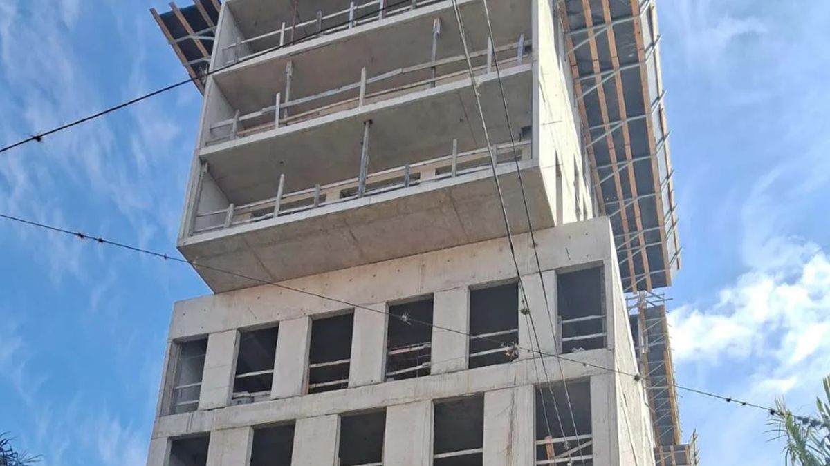 Tragedia en un edificio: cuatro obreros murieron al caer un montacarga desde el noveno piso