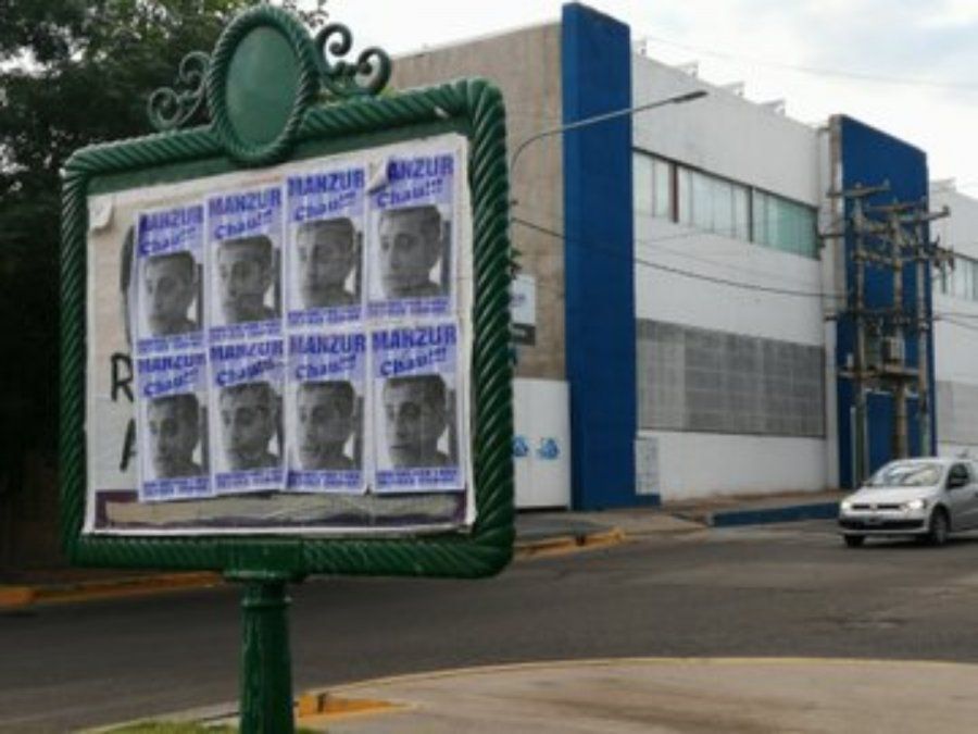 También hubo afiches en la sede del Tomba.