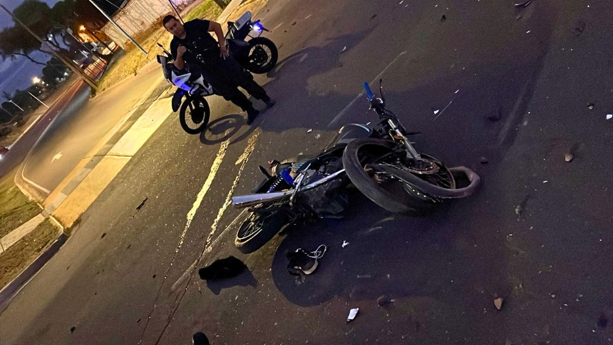 La moto en que circulaban las víctimas del accidente en Godoy Cruz.