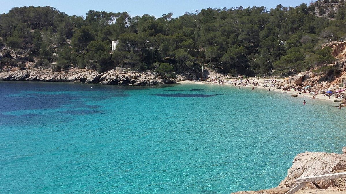 Playa d'en Bossa, está situada en la costa sur de Ibiza y es una de las más baratas de la isla. Playa d'en Bossa, está situada en la costa sur de Ibiza y es una de las más baratas de la isla.