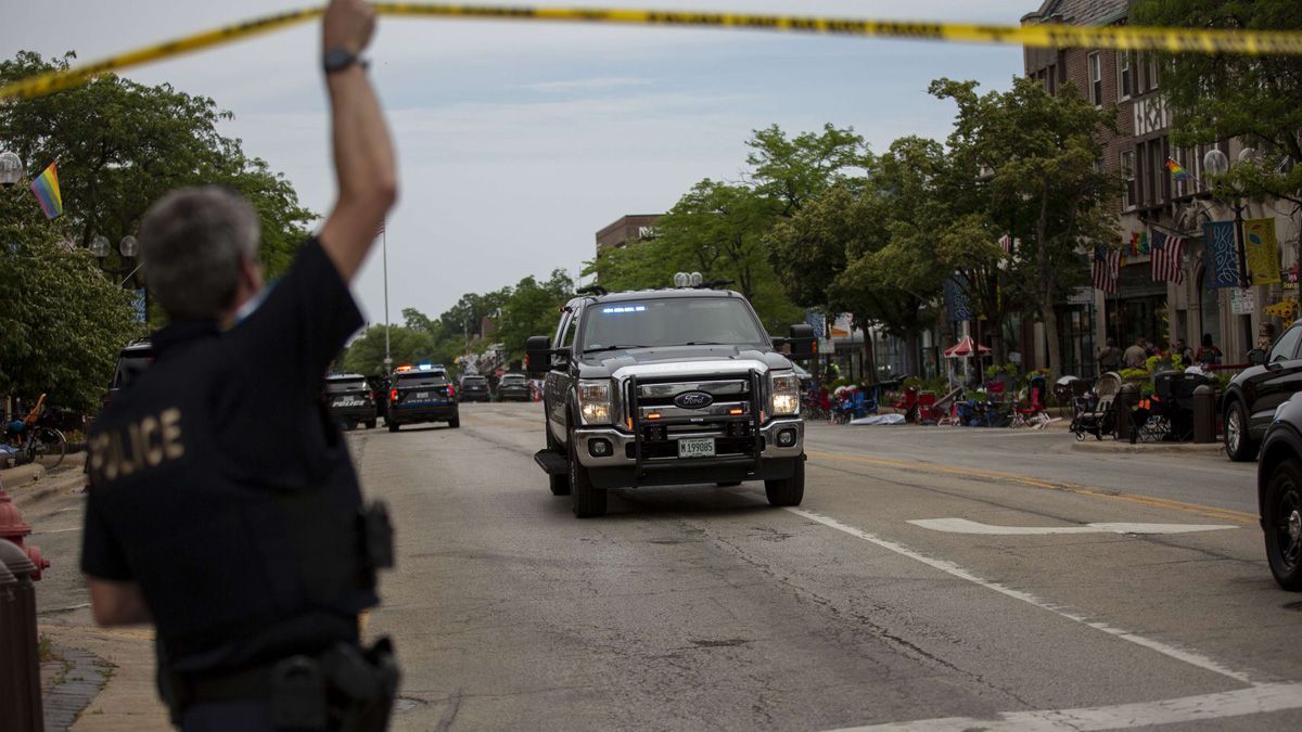 La Policía de Estados Unidos buscaba a un hombre quien habría disparado con un arma desde el techo de un edificio, en Illinois