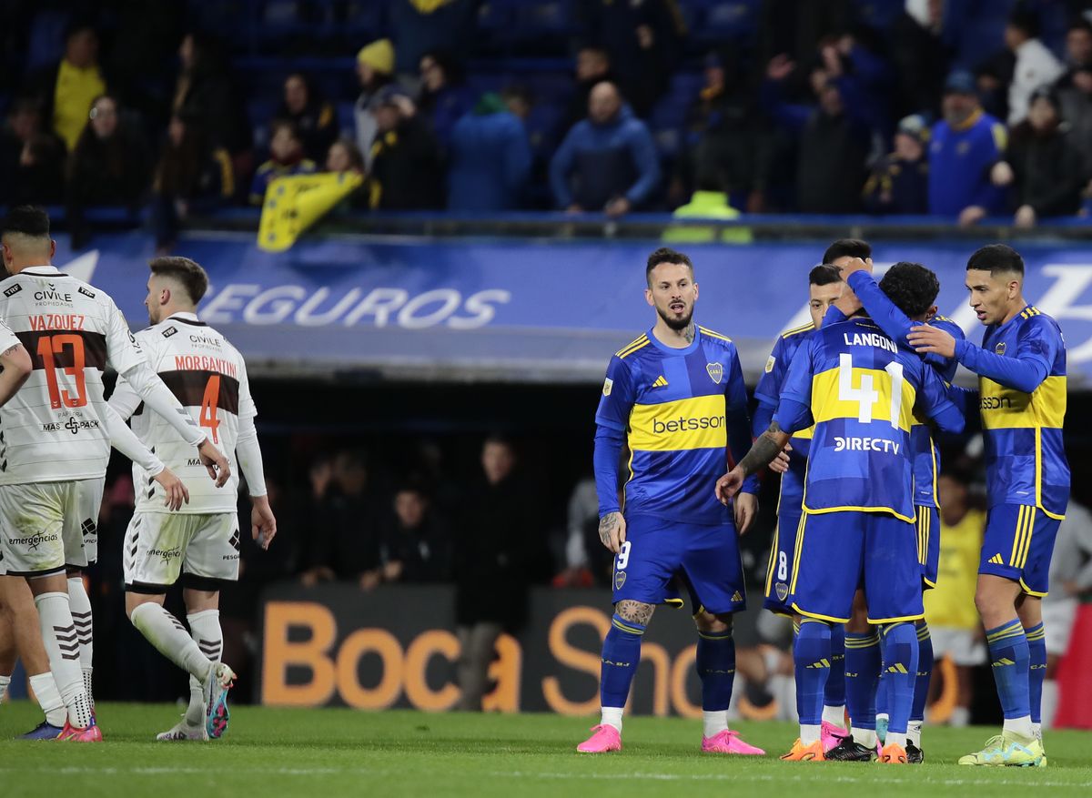 Luca Langoni fue consolado por sus compañeros de Boca tras su nueva lesión Luca Langoni fue consolado por sus compañeros de Boca tras su nueva lesión