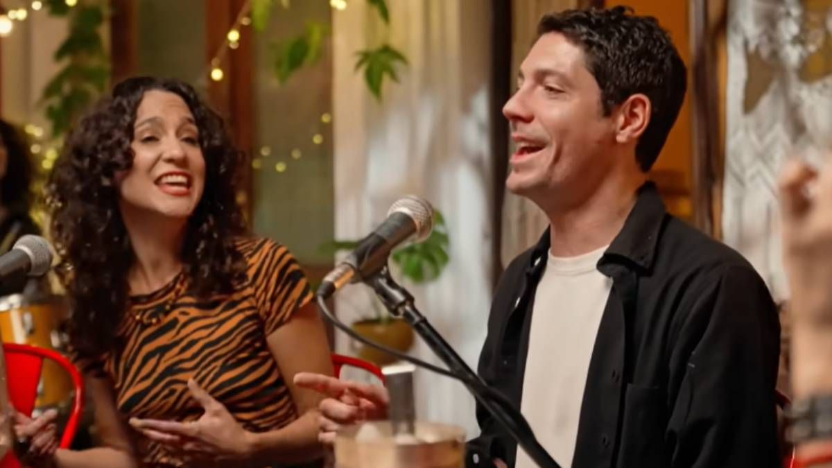 Daniela Herrero y Julián Kartún (Caro Pardíaco) en el video del Día del Vino. Daniela Herrero y Julián Kartún (Caro Pardíaco) en el video del Día del Vino.