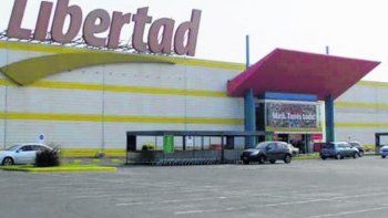 Cierra el hipermercado Libertad y sus dueños negocian la venta a un grupo mendocino Cierra el hipermercado Libertad y sus dueños negocian la venta a un grupo mendocino