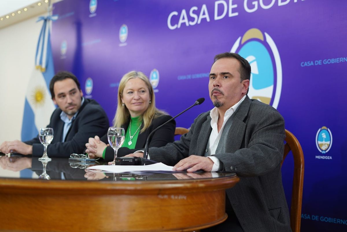 El ministro de Salud, Rodolfo Montero, junto a la vicegobernadora, Hebe Casado, y el director de Salud Mental, Manuel Vilapriño.