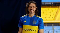 Edinson Cavani posa con la nueva camiseta de Boca.