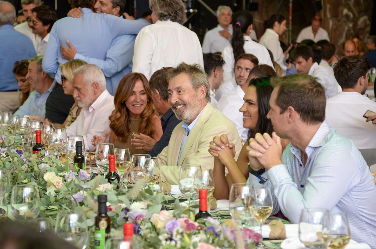 El gobernador Rodolfo Suarez conversando animadamente con la ministra de Desarrollo Social de la Nación, Victoria Tolosa Paz. Al lado del mandatario provincial, el anfitrión Daniel Vila.