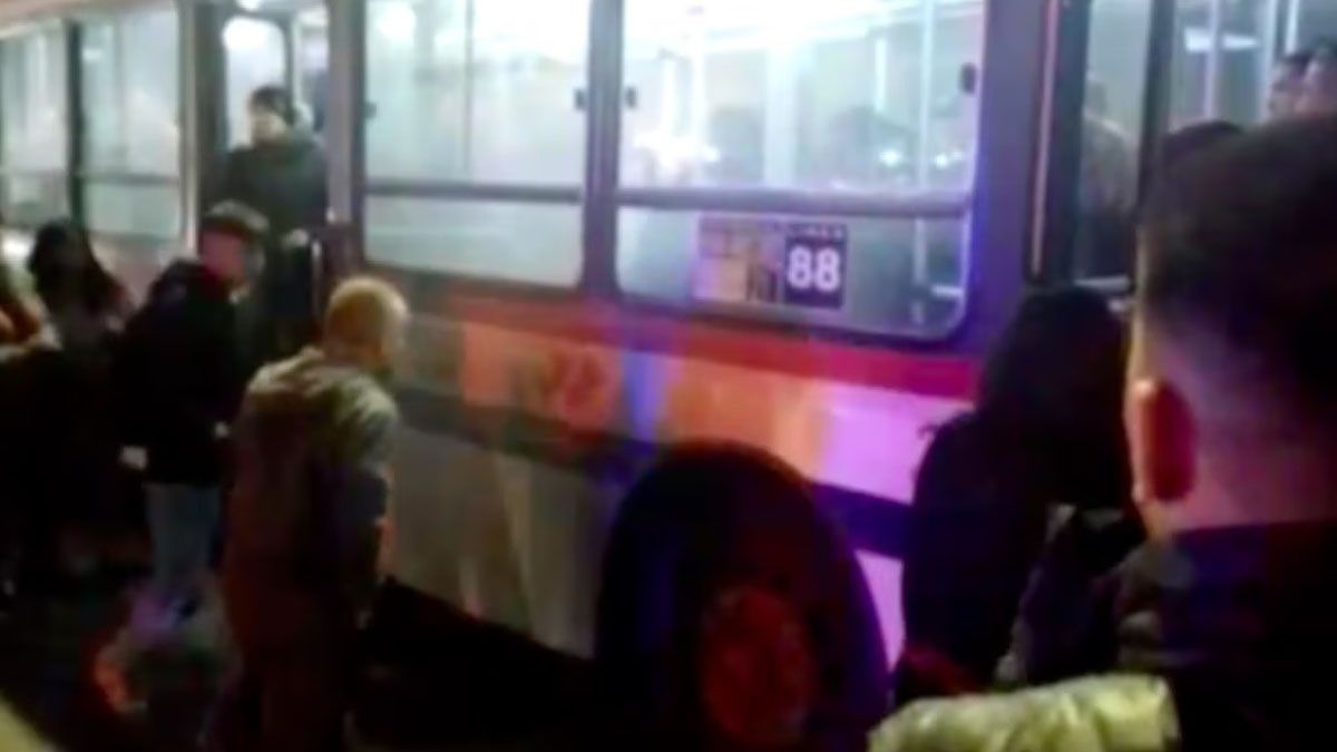 Un penitenciario borracho empezó a los tiros en un colectivo e hirió a un joven