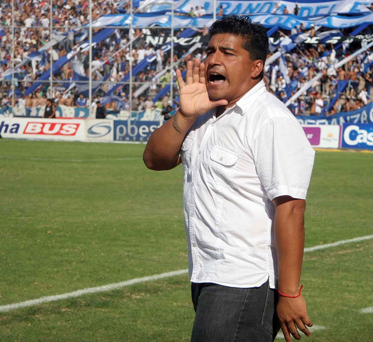 Omar Asad reaccionó ante un pelotazo que llegó del banco de Tigre.