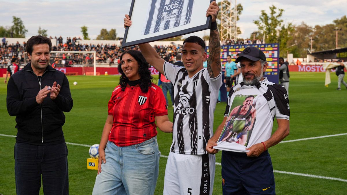 Antes del partido Porretta entregó una camiseta a Barboza por sus 100 partidos en Gimnasia.