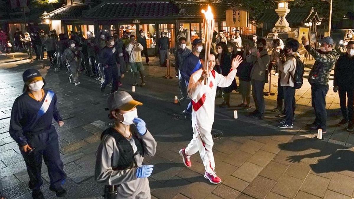 Quisieron apagar la antorcha olímpica y hubo una detenida