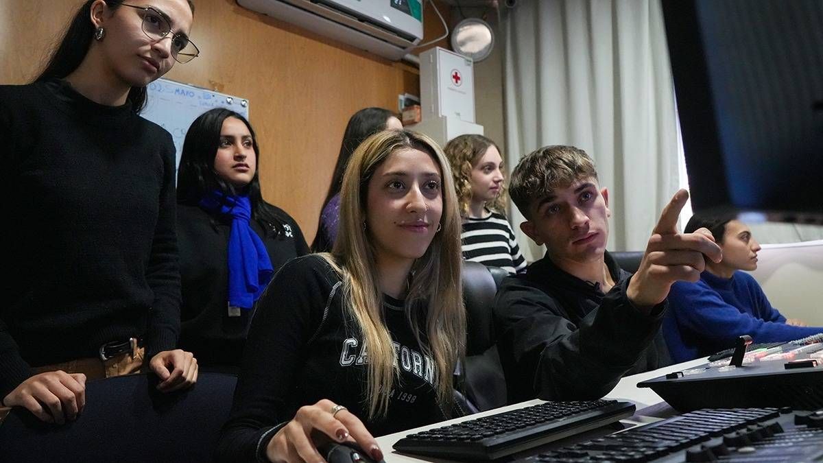 Alumnos de la carrera de Comunicación Social usan plataformas con IA para sus prácticas.