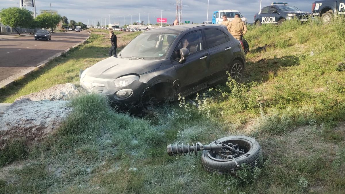Un médico traumatólogo que iba en moto y vio el accidente auxilió a las víctimas. Un médico traumatólogo que iba en moto y vio el accidente auxilió a las víctimas.
