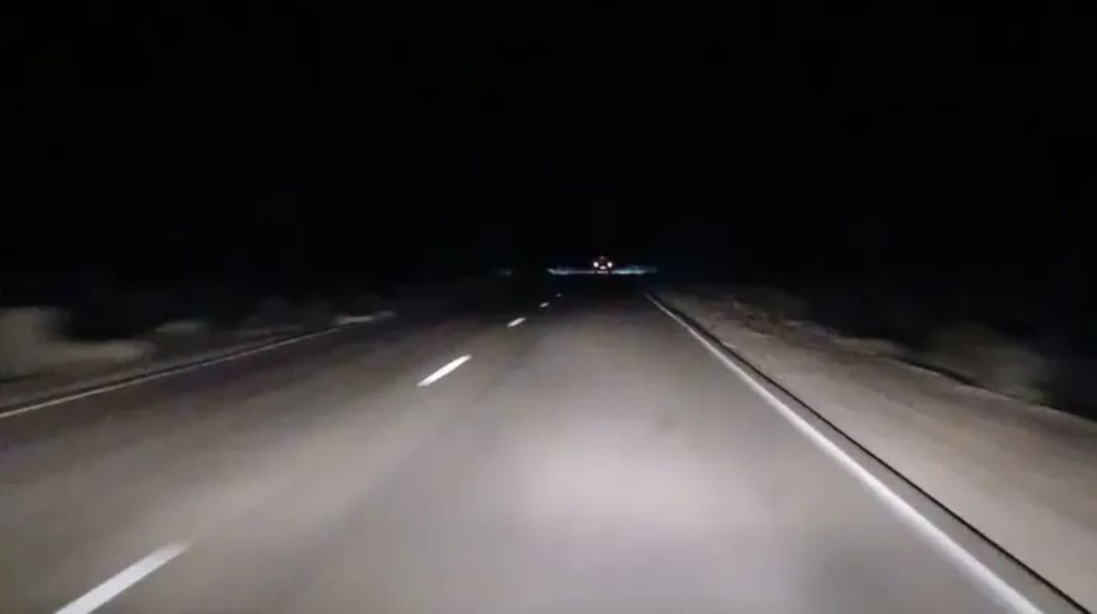 Terrible: una mujer quiso matar a su hija de 2 años arrojándola a la ruta cuando pasaba un camión