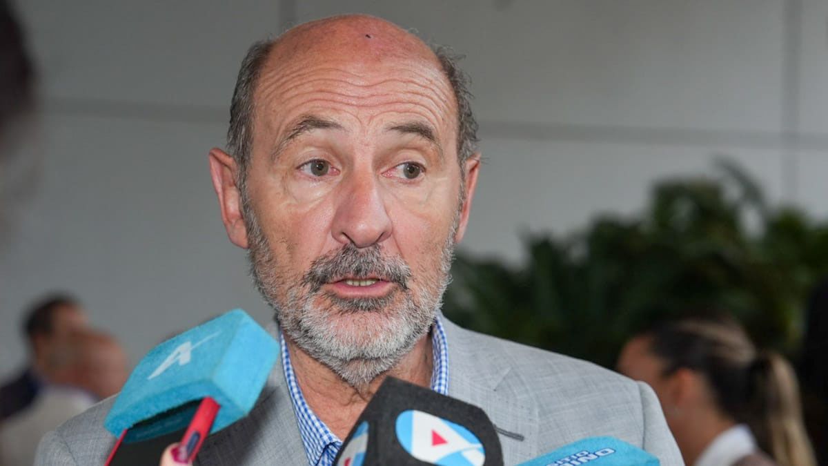 El ministro de Producción de Mendoza, Rodolfo Vargas Arizu, analizó el presente y los desafíos del vino en el Desayuno de la COVIAR. El ministro de Producción de Mendoza, Rodolfo Vargas Arizu, analizó el presente y los desafíos del vino en el Desayuno de la COVIAR.