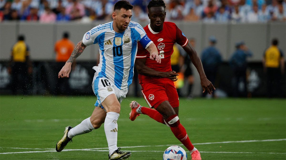 Lionel Messi anotó el segundo gol de la semifinal contra Canadá, y con eso quedó como el segundo más goleador de la Selección argentina. Lionel Messi anotó el segundo gol de la semifinal contra Canadá, y con eso quedó como el segundo más goleador de la Selección argentina.