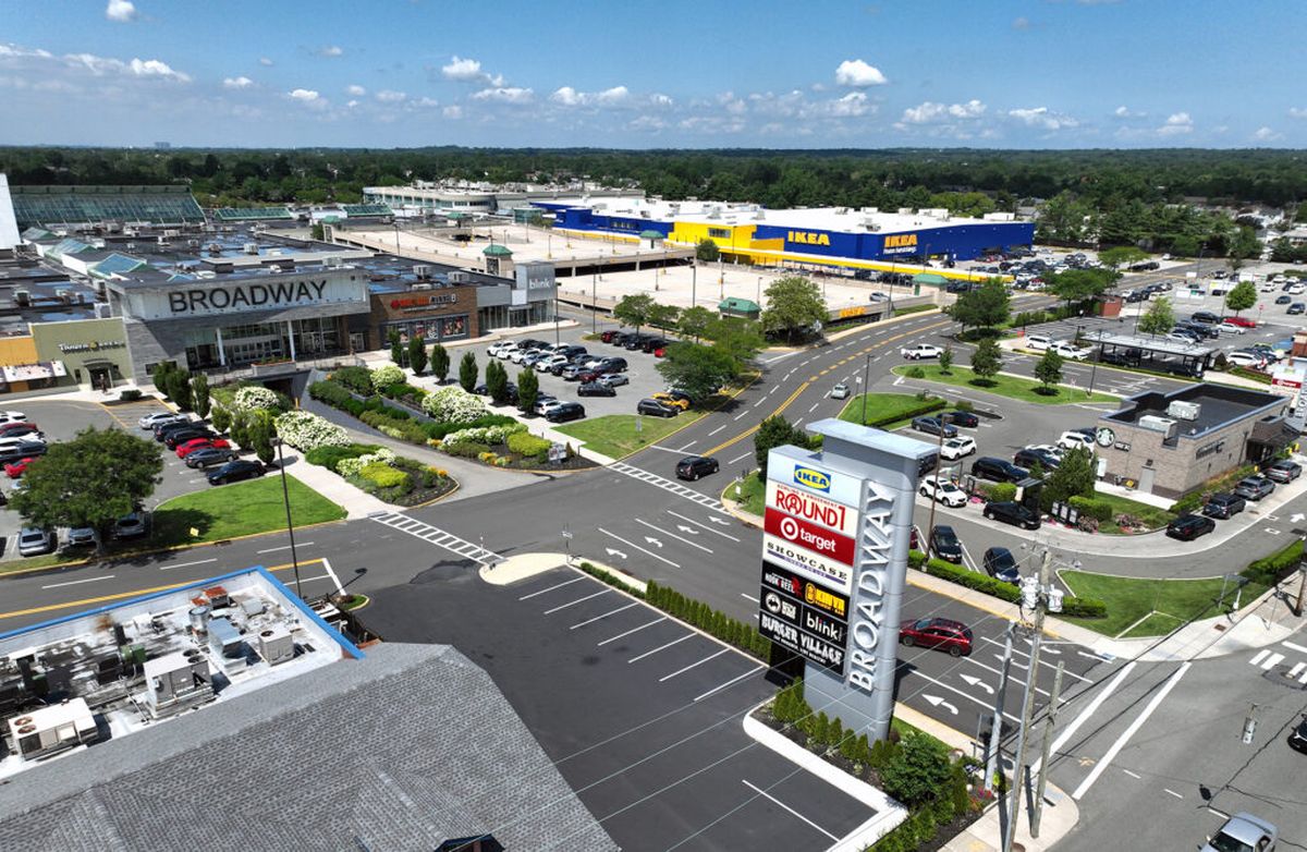 Ikea es una de las tiendas más visitadas de ese centro comercial. Ikea es una de las tiendas más visitadas de ese centro comercial.