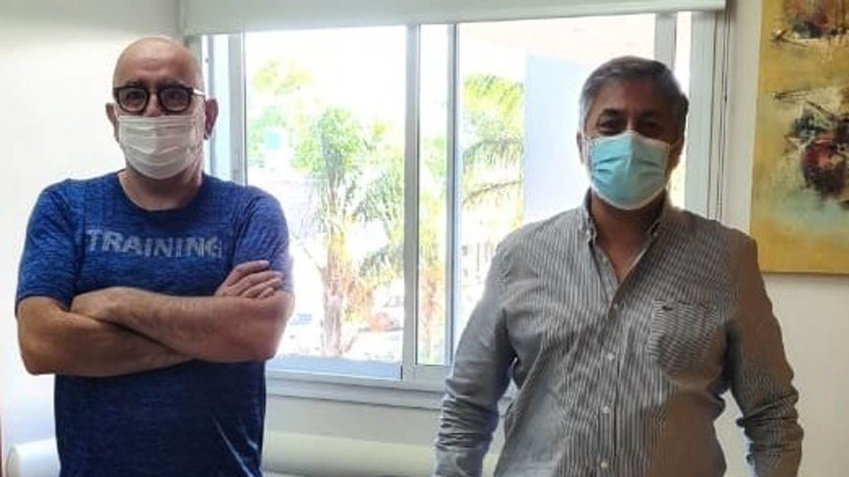 El periodista Ricardo Montacuto junto a Leonardo Barbato, director del Hospital Santa Isabel de Hungría.