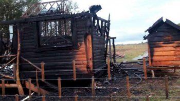 Murieron cinco personas al incendiarse las cabañas donde vacacionaban