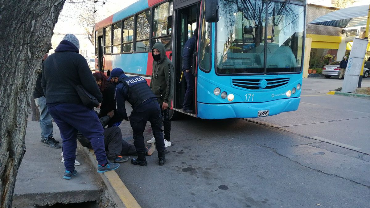 Una persona en crisis provocó un momento de muchos nervios en un colectivo