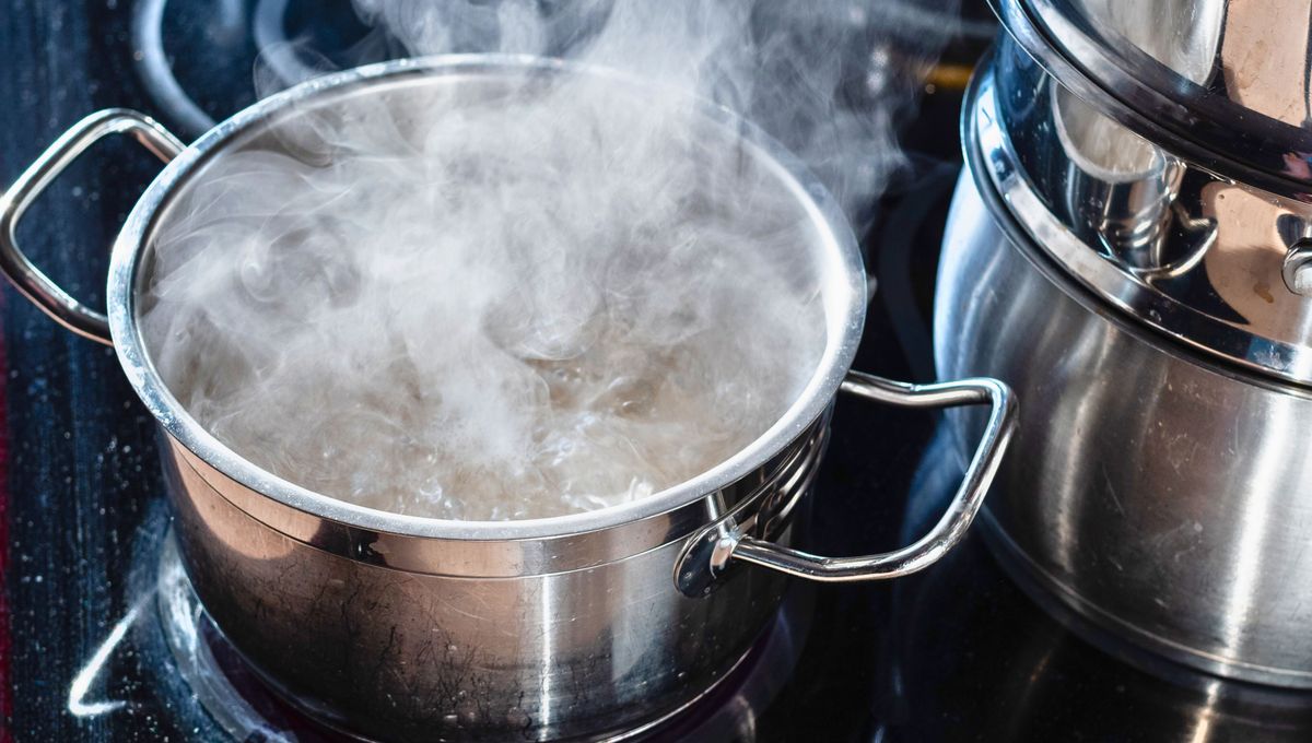 Espera a que el vapor se enfríe un poco para limpiar la campana y evitar quemaduras.  Espera a que el vapor se enfríe un poco para limpiar la campana y evitar quemaduras. 