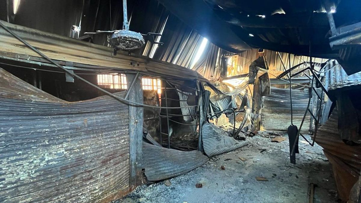 Así se ve por dentro hoy el persa de calle General Paz, de Capital, incendiado en febrero. Así se ve por dentro hoy el persa de calle General Paz, de Capital, incendiado en febrero.