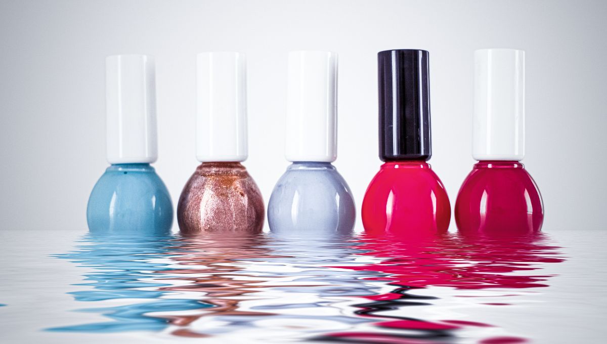 Pintarse las uñas. Pintarse las uñas.