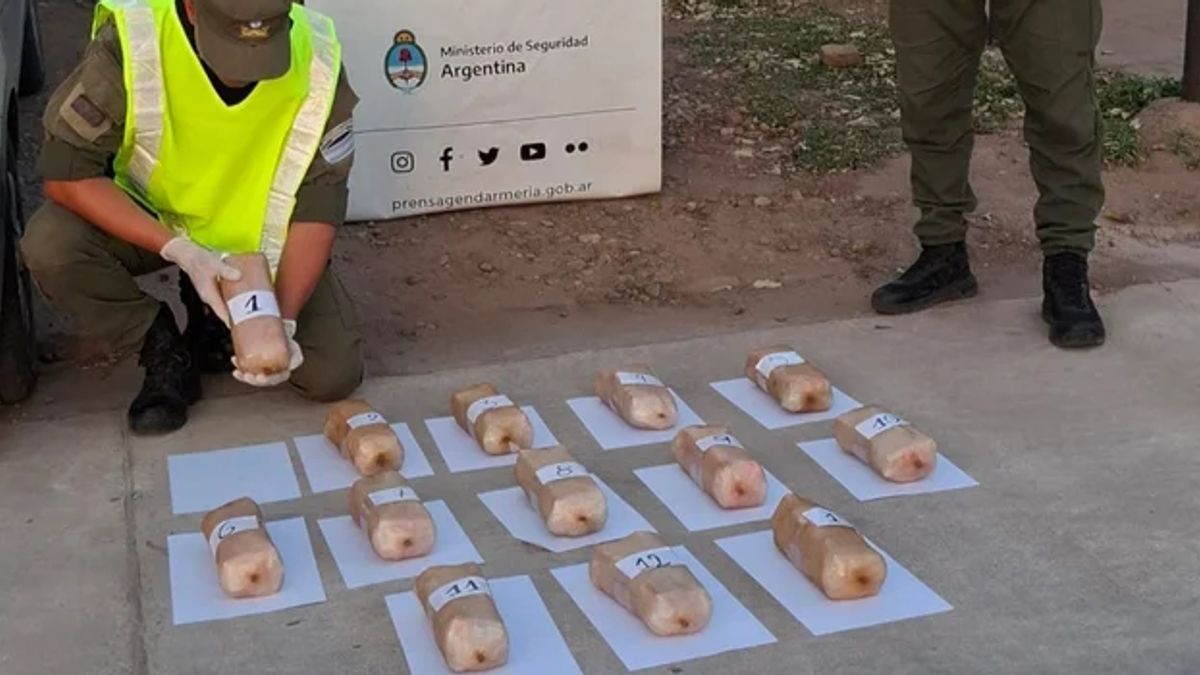 Cocaína. Gendarmería detuvo a tres personas que transportaban cocaína oculta en el tanque de un auto.