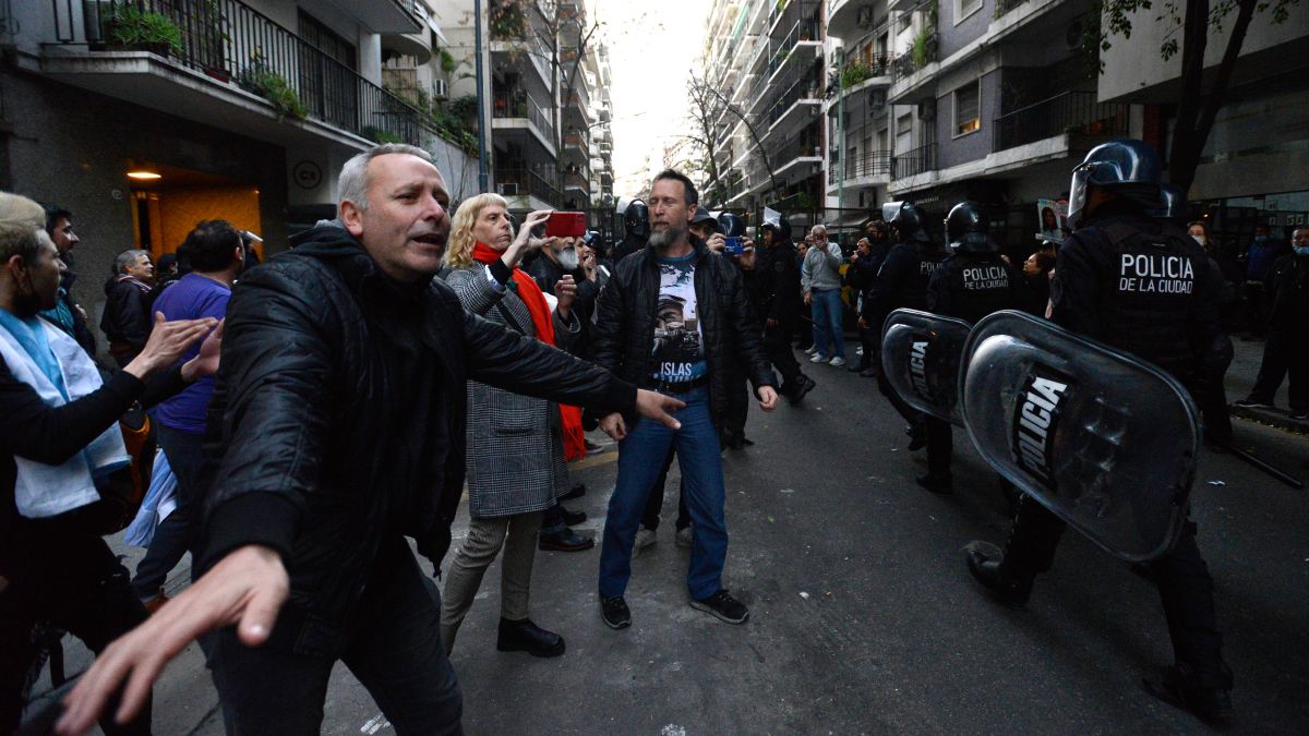 Los manifestantes que apoyaron este sábado a la vice Cristina Kirchner tuvieron duros encontronazos con la Policía de Ciudad de Buenos Aires, donde hubo corridas, camiones hidrantes y gases lacrimógenos y herido de ambas partes.
